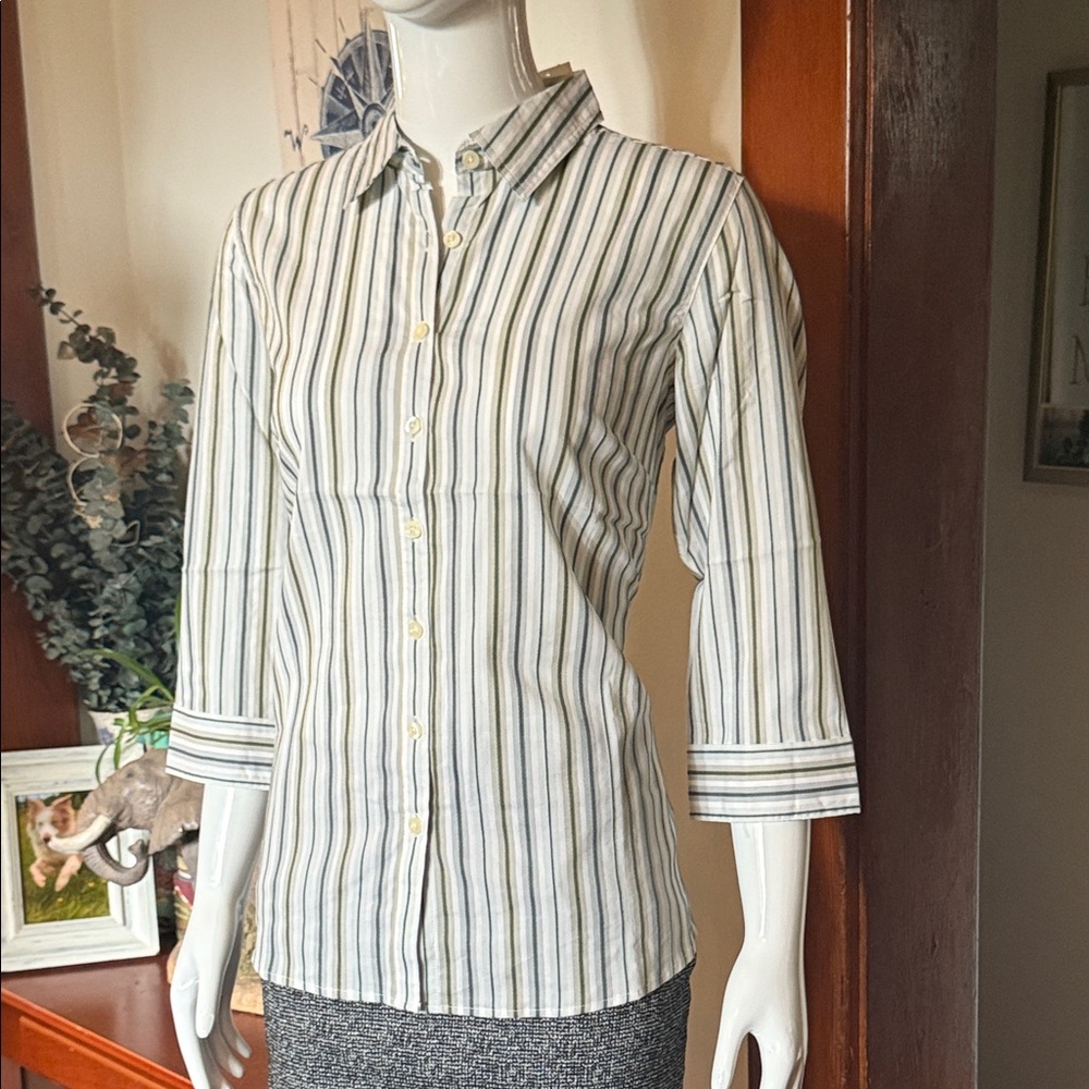 NWT northern reflections size small Striped Button-Up Women's Top